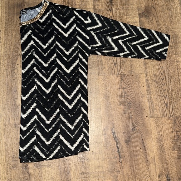 VINTAGE ROSE Black and White Chevron Blouse with Gold Accents - Picture 5 of 6